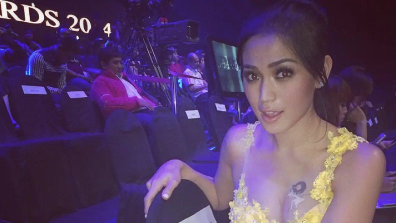 Tak hanya menjadi model, pemain film, sinetron, dan presenter televisi, Jessica Iskandar juga pernah masuk ke dalam dapur rekaman.