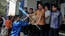 Presiden Direktur Prijono Sugiarto menerima bendera tim layanan mudik Astra Holiday Campaign (AHC) 2015, Jakarta, Jumat (10/7/2015). Program ini berlangsung pada 13-22 Juli 2015 di sepanjang jalur mudik Jawa-Bali. (Liputan6.com/Johan Tallo)