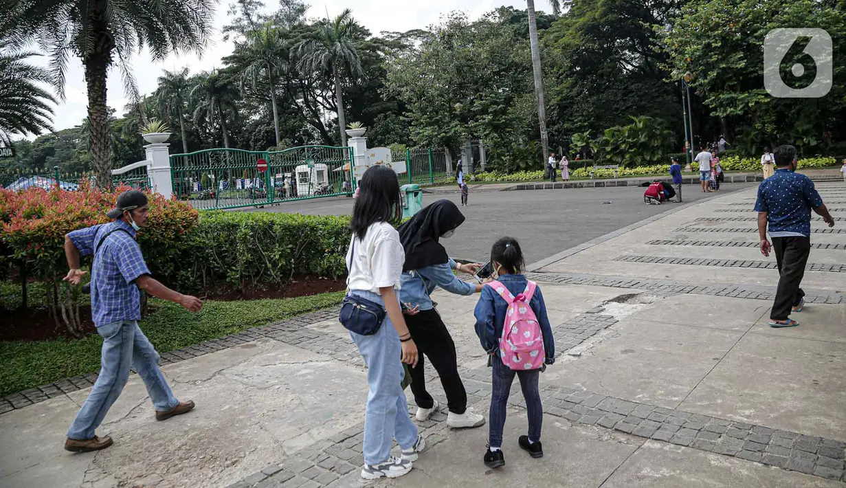 <p>Warga berjalan di halaman luar Monumen Nasional (Monas) Jakarta, Kamis (5/5/2022). Meski kawasan Monas masih ditutup sejak awal pandemi COVID-19 pada Maret 2020 lalu namun tidak menyurutkan minat warga untuk bisa berwisata yaitu dengan memanfaatkan kawasan luar monumen tersebut. (Liputan6.com/Faizal Fanani)</p>