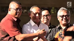 Ketua KPU Arief Budiman (kanan) bersalaman dengan Kabareskrim Polri Komjen Pol Arief Sulistyanto (tengah) usai memberikan keterangan laporan kasus hoaks surat suara tercoblos di Gedung Bareskrim Polri, Jakarta, Kamis (3/1). (Merdeka.com/Iqbal S. Nugroho)