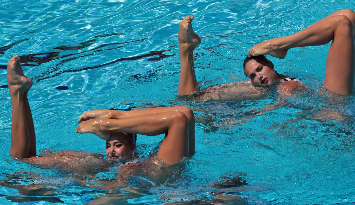 Tim renang Ukraina unjuk kebolehan pada final Gaya Bebas Putri kompetisi renang di Kejuaraan Dunia Federasi Renang Dunia FINA 2017 di Budapest, (21/07). (AFP Photo / Ferenc Isza)