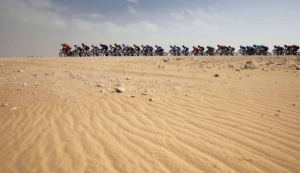 Para pebalap berlomba di Etape 1 Tour of Qatar antara Dukhan dan Al Khor Corniche, Qatar (8/2/2016). (AFP/Eric Feferberg)