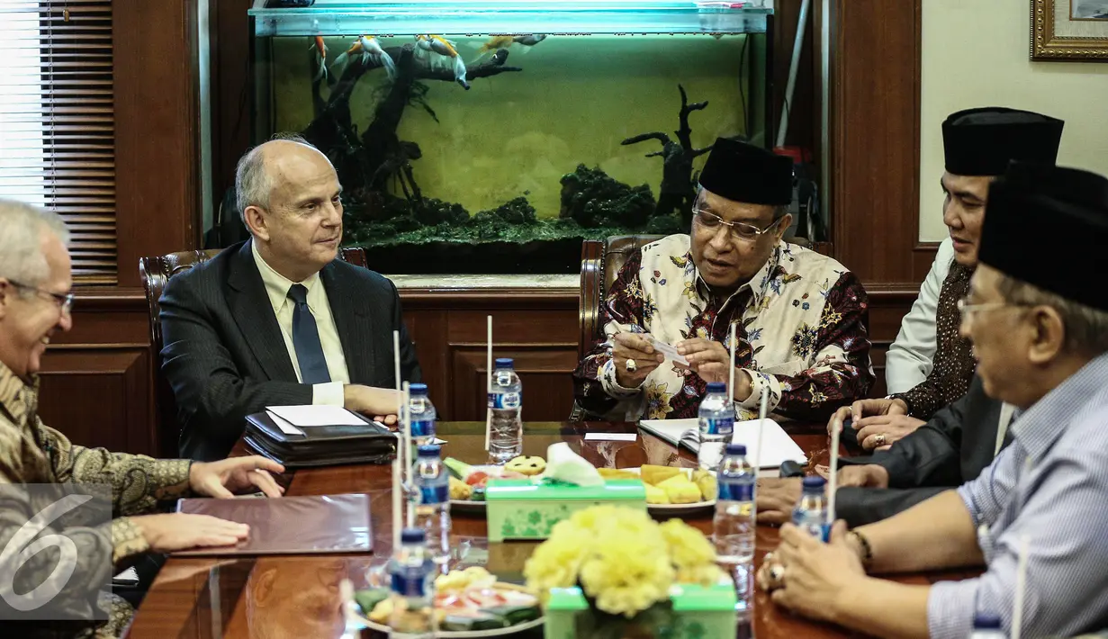 Duta Besar Amerika Serikat untuk Indonesia yang baru Joseph R Donovan (kiri) saat menemui Ketua PBNU Said Aqil Siradj di Gedung PBNU, Jakarta, Kamis (2/2). (Liputan6.com/Faizal Fanani)
