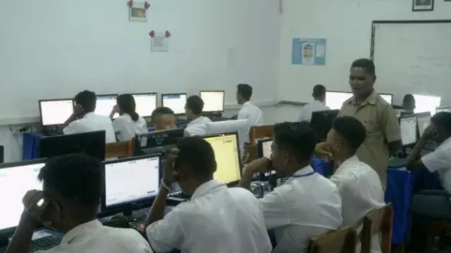 Ujian Nasional Berbasis Komputer (UNBK) di SMA Swasta Nesi Neonmat, Kota Kupang (Ola Keda?liputan6.com)
