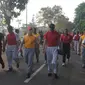 Usai melakukan senam para peserta melakukan jalan santai bersama  di Lapangan Utama Mako Kopassus, Cijantung, Jakarta, Jumat (21/11/2014). (Liputan6.com/Herman Zakharia)