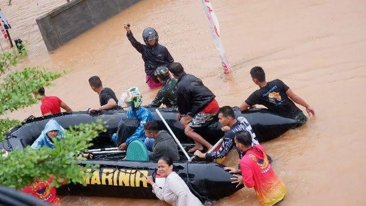 Prajurit Marinir mengevakuasi warga di dekat habitat buaya, di Tanjungpinang. (Foto: Batamnews.co.id)