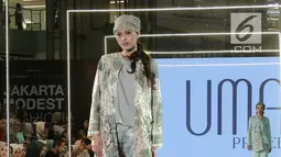 Model membawakan busana rancangan Uma Privee saat Jakarta Modest Fashion Week di Gandaria City, Jakarta, Minggu (29/7). (Liputan6.com/Herman Zakharia)