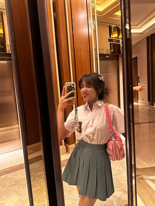 Fuji menyempurnakan gaya anak sekolahnya dengan rambut berponinya yang dikuncir messy dan diberi penjepit yang manis. [Foto: Instagram/fuji_an]