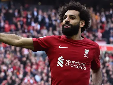 Pemain Liverpool, Mohamed Salah merayakan gol ketiga timnya pada laga pekan ke-32 Liga Inggris 2022/2023 melawan Nottingham Forest di Anfield, Liverpool, Sabtu (22/04/2023) WIB. The Reds berhasil menang dengan skor 3-2. (AFP/Paul Ellis)