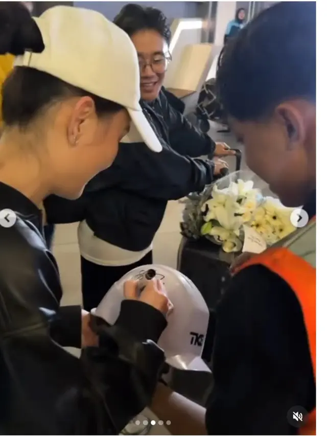 6 Potret Agnez Mo Pulang Indonesia Disambut Fans di Bandara, Penuh Kejutan