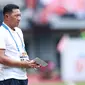 Pelatih Arema FC, I Putu Gede mengamati anak asuhnya saat melawan Persija Jakarta dalam laga pekan ke-23 BRI Liga 1 2022/2023 di Stadion Patriot Candrabhaga, Bekasi, Minggu (12/2/2023) sore WIB. Arema FC kalah dengan skor 0-2. (Bola.com/M Iqbal Ichsan)