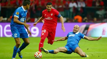 Duel panas terjadi di Final Europa League antara Dnipro Dnipropetrovsk dengan dengan Sevilla di Stadion Narodowy, Polandia, Kamis (28/5/2015). Sevilla menang 3-2 atas Dnipro Dnipropetrovsk.  (Reuters/Eddie Keogh)