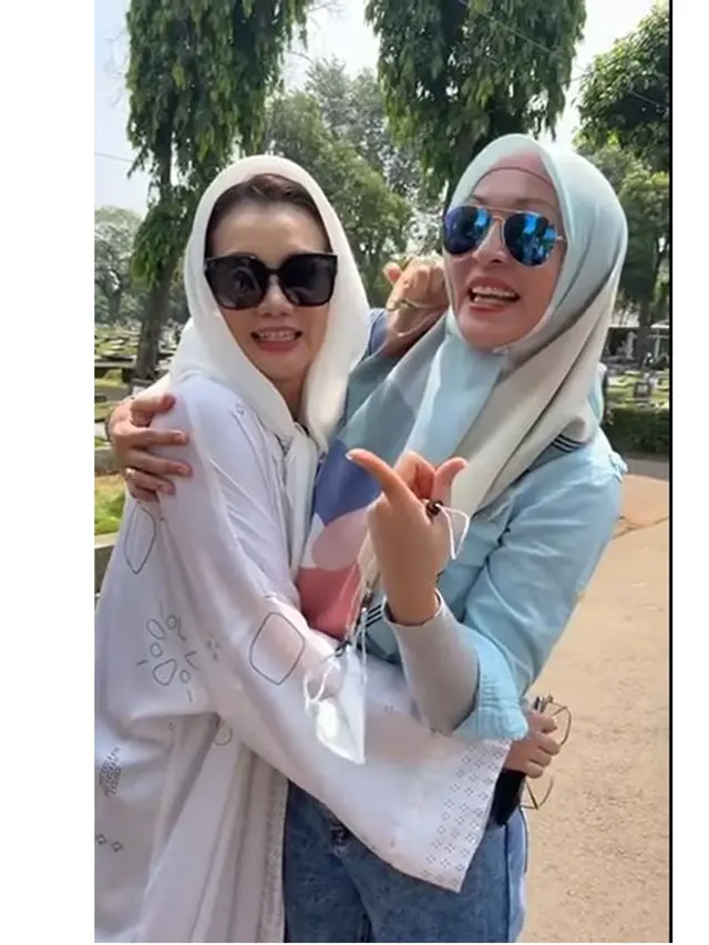 Ziarah Bareng, Ini 6 Potret Pertemuan Angelina Sondakh dan Reza Artamevia