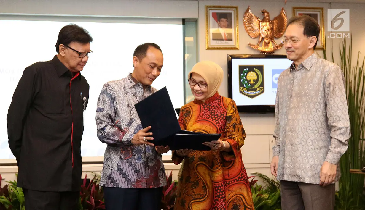 Dirjen Dukcapil, Zudan Arif Fakrulloh (kedua kiri) berbincang dengan Direktur PT. Emtek Yuslinda Nasution (kedua kanan) disaksikan Komisaris Utama PT Emtek Eddy Sariaatmadja dan Mendagri Tjahyo Kumolo di Jakarta, Jumat (13/7). (Liputan6.com/Angga Yuniar)