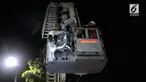 Selama lima jam, Petugas Damkar akhirnya berhasil mengevakuasi pria tanpa identitas  yang berada di bawah Fly Over Kasablanka
