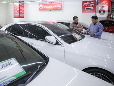 Calon Pembeli mendapatkan penjelasan dari tenaga marketing di Showroom Belanja Mobil, Jakarta, Senin (6/2/2023). Guna menghadirkan kebutuhan mobil bekas untuk masyarakat Indonesia saat ini, sejumlah showroom mobil bekas menerapkan penjualan konvensional serta penggunaan platform media sosial yang bisa memudahkan transaksi pembelian dan penjualan kendaraan. (Liputan6.com/Faizal Fanani)