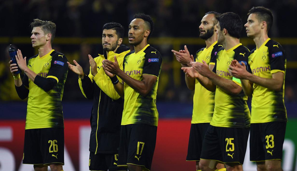 Para pemain Dortmund menyapa suporter usai dikalahkan Real Madrid pada laga Liga Champions di Stadion Signal Iduna Park, Dortmund, Selasa (26/9/2017). Dortmund kalah 1-3 dari Madrid. (AFP/Patrik Stollarz)