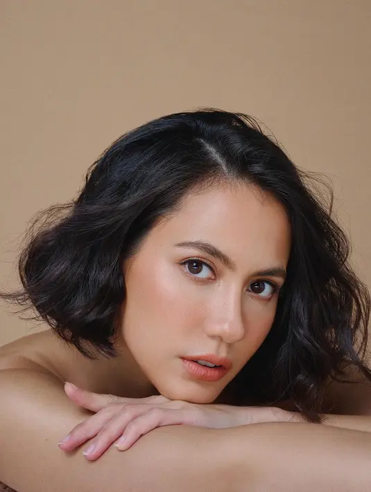 Makeup natural bernuansa kecokelatan yang hangat ini tak tampak berlebihan sama sekali. Mampu menonjolkan fitur-fitur wajah terbaik Pevita, seperti mata, hidung, dan bibirnya. Lipstik bernuansa cokelat-oranye muda membaur sempurna untuk tone kulit wajah Pevita. Foto: Instagram