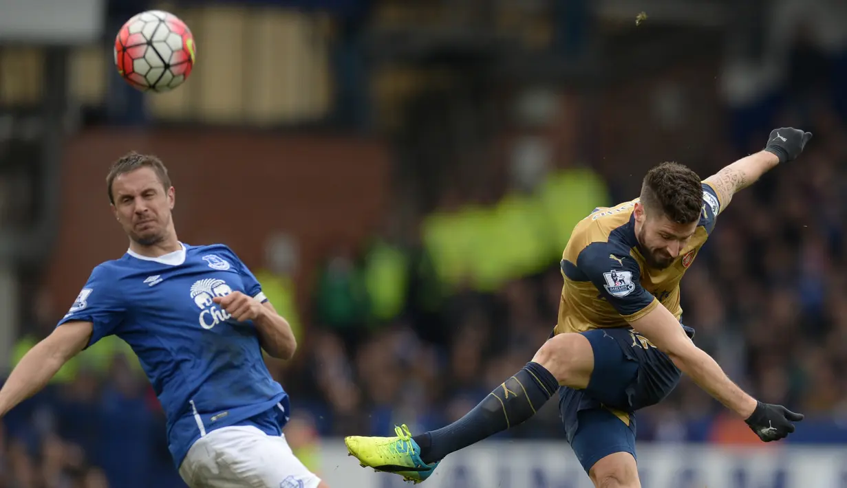 Striker Arsenal, Olivier Giroud, melakukan tembakan ke gawang Everton dalam laga Liga Inggris di Stadion Goodison Park, Sabtu (19/3/2016). (AFP/Oli Scarff)