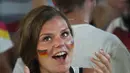 Fans cantik ini tertawa bahagia saat jerman berhasil mengalahkan Amerika Serikat, Palma de Mallorca (26/6/2014) (AFP PHOTO/JAIME REINA)