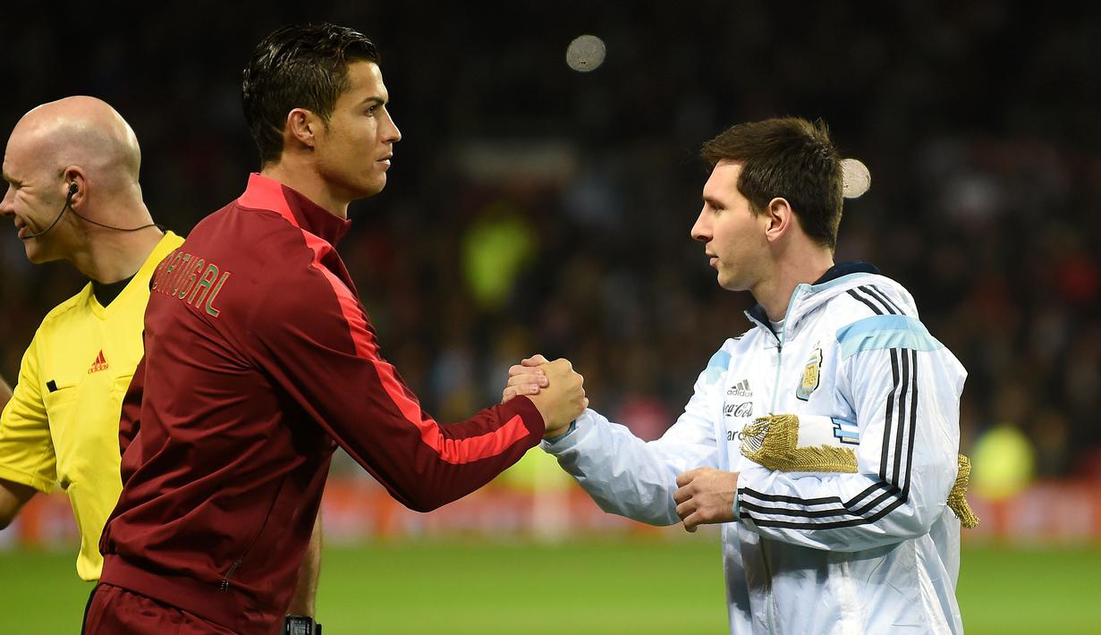 <p>Striker Portugal, Cristiano Ronaldo, berjabat tangan dengan striker Argentina, Lionel Messi, pada laga persahabatan di Stadion Old Trafford, (18/11/2014). (AFP/Paul Ellis)</p>
