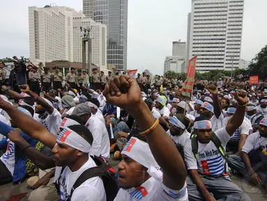 Massa dari Aliansi Mahasiswa Papua menggelar aksi unjuk rasa di Bundaran HI, Jakarta, Senin (1/12/2014). (Liputan6.com/Faizal Fanani) 