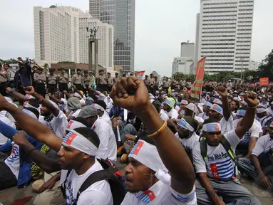 Massa dari Aliansi Mahasiswa Papua menggelar aksi unjuk rasa di Bundaran HI, Jakarta, Senin (1/12/2014). (Liputan6.com/Faizal Fanani) 