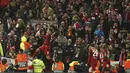 Penyerang Liverpool, Roberto Firmino, melakukan selebrasi usai membobol gawang Atletico Madrid pada laga Liga Champions di Stadion Anfield, Rabu (11/3/2020). Liverpool takluk 2-3 dari Atletico Madrid. (AP/Jon Super)
