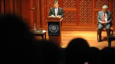 Wakil Presiden (Wapres) Jusuf Kalla memberikan kuliah umum di Pusat Studi Kajian Agama Islam University of Oxford, Inggris, Kamis (18/5). Jusuf Kalla memberikan kuliah umum bertema Islam Jalan Tengah atau Islam toleran Indonesia. (Tim Media Wapres)