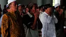 Usai melakukan salat Jumat, sejumlah warga melakukan salat Gaib di Mesjid Agung Al'Akbar, Surabaya, Jumat (2/1/2015). Sholat Ghoib dilakukan untuk mendoakan korban kecelakaan Pesawat AirAsia QZ8501. (Liputan6.com/Johan Tallo)