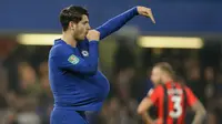 Pemain Chelsea, Alvaro Morata berselebrasi setelah berhasil mencetak gol ke gawang Bournemouth pada laga perempat final, di Stadion Stamford Bridge, Kamis (21/12). Morata menjadi penentu kemenangan Chelsea atas AFC Bournemouth 2-1. (AP/Alastair Grant)