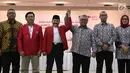 Ketua Umum PKPI, Hendropriyono (ketiga kiri) berjabat tangan dengan Ketua KPU Arief Budiman saat penyerahan nomor urut peserta Pemilu 2019 di kantor KPU Pusat, Jumat (13/4). (Liputan6.com/Angga Yuniar)