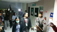 Penyidik sambangi ruang perawatan Setya Novanto di Rumah Sakit Medika Permata Hijau, Jakarta (Liputan6.com/Nanda Perdana Putra).