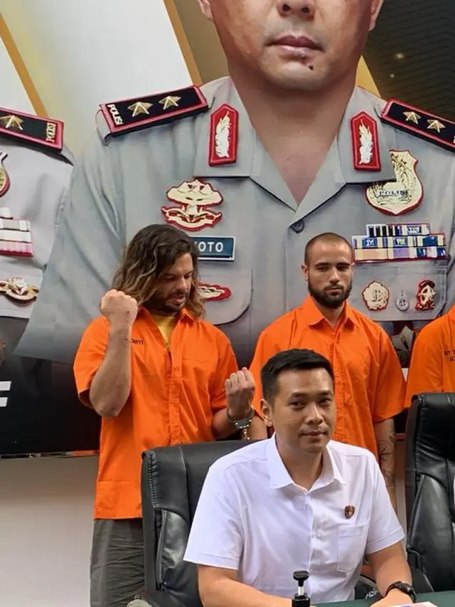 Pengungkapan kasus penyelundupan narkoba jenis kokain cair ke Indonesia oleh  warga negara asing (WNA) asal Portugal.