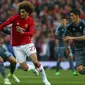 Gelandang Manchester United, Marouane Fellaini berusaha membawa bola dari kejara dua pemain Celta Vigo saat bertanding pada leg kedua Liga Europa di stadion Old Trafford, Inggris,(11/5). (AP Photo/Dave Thompson)