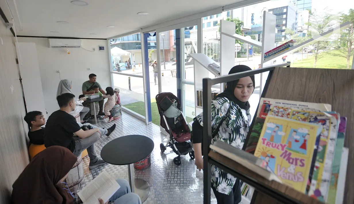 Suasana Ruang Baca Jakarta di kawasan Dukuh Atas, Minggu (8/12/2019). Penumpang MRT dapat meminjam buku dari Ruang Baca Jakarta untuk dibaca selama perjalanan dan dikembalikan di stasiun tujuan. (merdeka.com/Iqbal Nugroho)