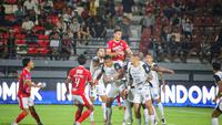 Pertandingan Bali United versus Persija Jakarta di ajang BRI Super League 2025/2026 hari Minggu malam. (Alit Binawan/Bola.com)