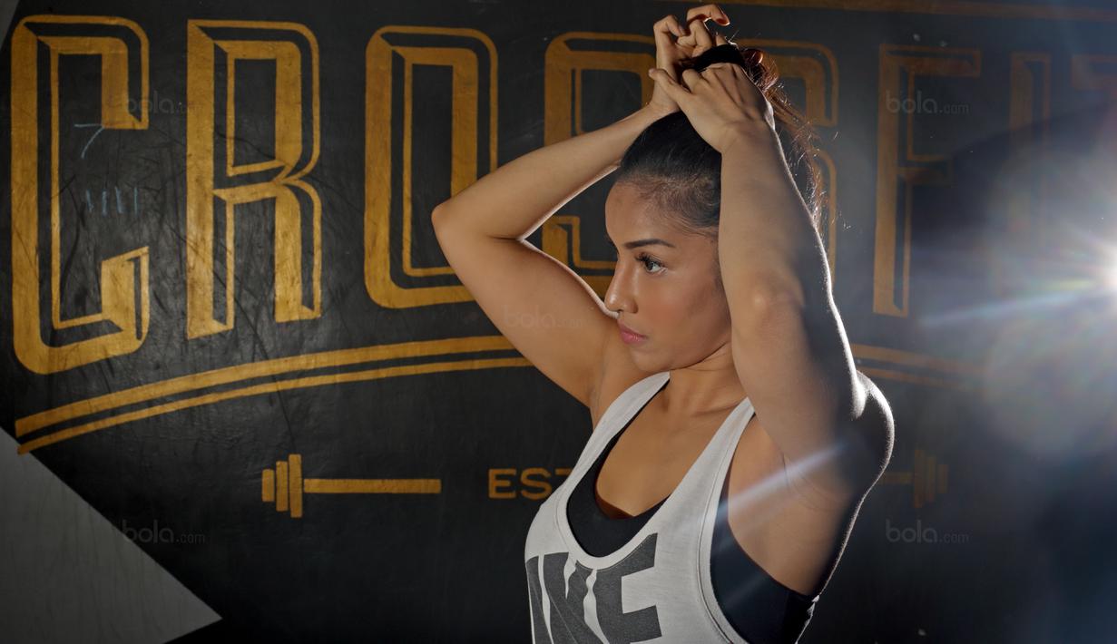 Gita Bachtiar atlet binaraga putri Indonesia menjalani latihan di Bengkel Cross-Fit, Jakarta pada Kamis (25/1/2018).  Gita Bachtiar berhasil menyabet 3 piala sekaligus di ajang IFBB Muscle Beach, Bali pada 15 Oktober 2017.  (Bola.com/Peksi Cahyo)