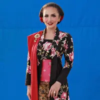 Penampilan Kris Dayanti dengan eyeshadow coklat, blush on pink merona, dan lipstik merah marun terlihat elegan. Apalagi ditambah dengan kebaya sentuhan merahnya. [@krisdayantilemos].