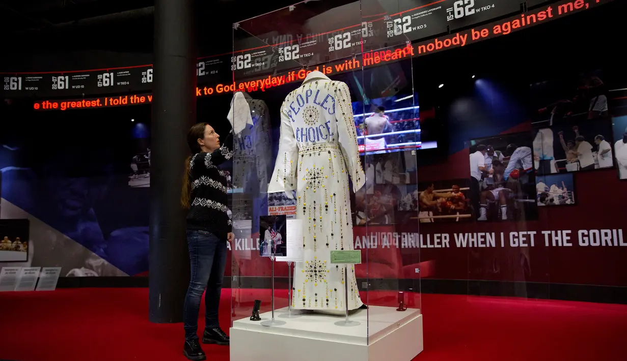 Replika jubah Muhammad Ali bertuliskan "Peoples Choice" dipajang jelang pameran perjalanan hidup Muhammad Ali dengan judul "I Am The Greatest" di O2 Arena, London, Inggris, (3/3/2016). (AFP/Justin Tallis)