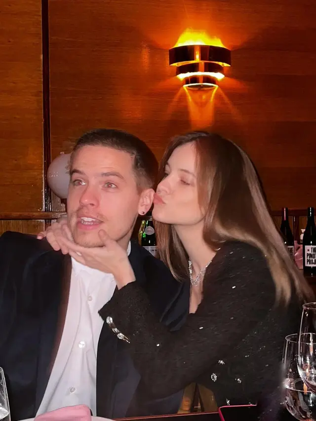 Potret Barbara Palvin dan Dylan Sprouse, Resmi Tunangan