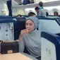 Gaya Istri Pejabat Kemenhub yang Dinonaktifkan Sementara, Pamer Tas Chanel di Pesawat Kelas Bisnis. foto: Twitter @PartaiSocmed