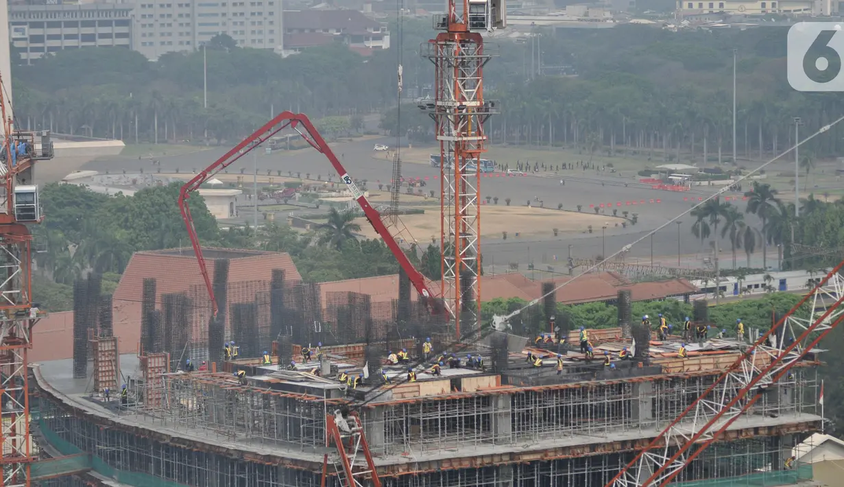 Aktivitas pekerja konstruksi menyelesaikan gedung bertingkat di Jakarta, Selasa (29/10/2019). Sertifikasi sebagai upaya pemerintah dalam memenuhi kebutuhan pekerja yang memiliki kompetensi guna menunjang pengerjaan proyek infrastrukstur saat ini dan masa mendatang. (merdeka.com/Iqbal S. Nugroho)