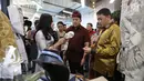 Kepala Badan Ekonomi Kreatif Triawan Munaf dan Director Lippo Malls Indonesia Eddy Mumin meninjau stan UMKM usai membuka Pasar Kita oleh Sahabat UMKM di Lippo Mall Puri, Jakarta, Sabtu (10/3). (Liputan6.com/Pool)
