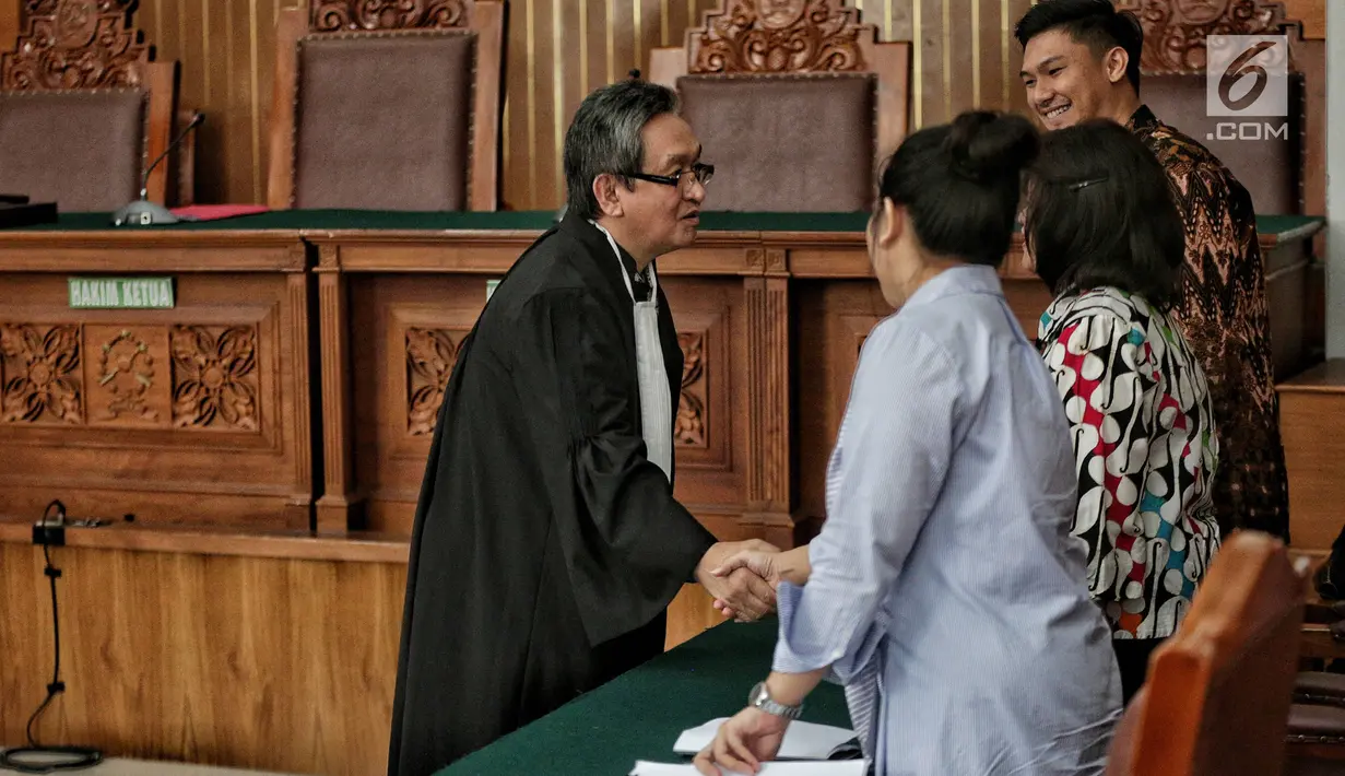Pengacara Romahurmuziy, Maqdir Ismail dan tim kuasa hukum KPK berjabat tangan seusai sidang praperadilan di PN Jakarta Selatan, Senin (6/5/2019). Sidang beragenda membacakan permohonan atau gugatan yang sebelumnya diajukan Rommy usai ditetapkan sebagai tersangka oleh KPK (Liputan6.com/Faizal Fanani)