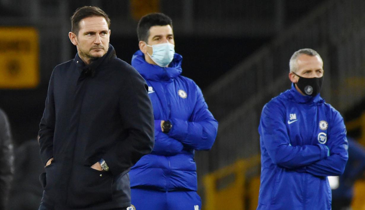 Pelatih Chelsea, Frank Lampard, tampak kecewa usai ditaklukkan Wolverhampton Wanderers pada laga Liga Inggris di Stadion Molineux, Rabu (16/12/2020). Chelsea tumbang dengan skor 2-1. (Rui Vieira/Pool via AFP)