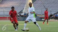 Pesepakbola klub Persija Jakarta, Leo Saputra (tengah) berusaha melewati Firman Utina saat berlatih bersama di Stadion GBK Jakarta, Rabu (29/7/2015). Latihan ini untuk mengisi kekosongan kompetisi pasca pembekuan PSSI. (Liputan6.com/Helmi Fithriansyah)