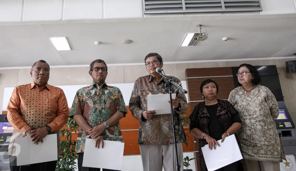 (Ki-ka) David Tobing, Agus Pambagyo, Agus Dwiyanto, Anis Hidayah, Zumrotin memberikan keterangan pers di Gedung Sekretariat Negara, Jakarta, Rabu (16/9). Sebanyak 72 orang lolos seleksi tes obyektif dan pembuatan makalah. (Liputan6.com/Faizal Fanani)