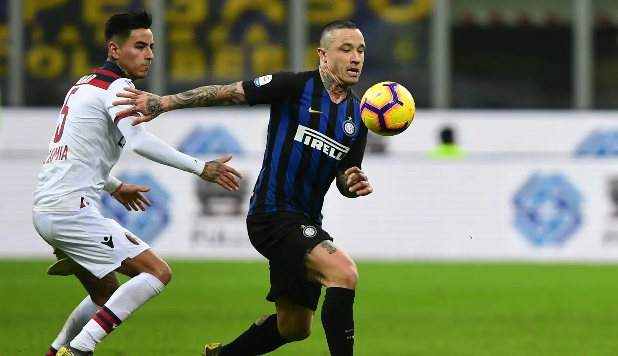 Aksi radja Nainggolan melewati pemain Bologna pada lanjutan Serie A yang berlangsung di stadion Giuseppe Meazza, Milan, Minggu (3/2). Inter Milan kalah 0-1 kontra Bologna. (AFP/Miguel Medina)