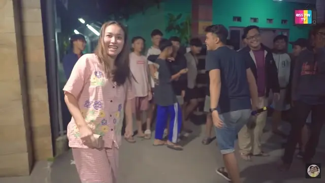 7 Potret Ayu Ting Ting Ikut Keliling Kampung Bangunkan Orang Sahur, Seru Banget